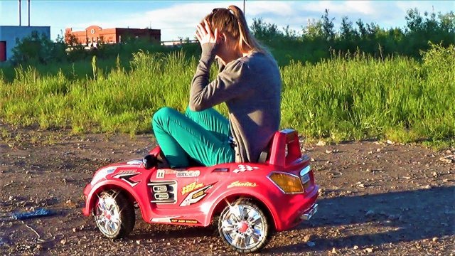 Мама каталась на детской машине и она сломалась!
