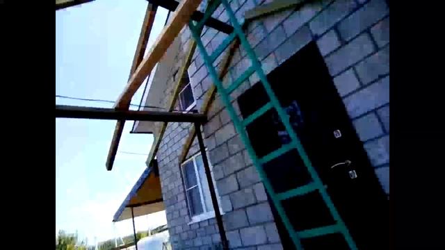 Трехскатная крыша над крыльцом