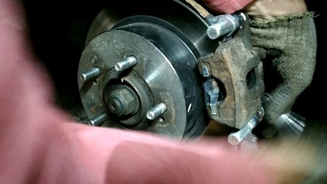 Замена колодок ручника, задних тормозов. Mitsubishi Outlander I.