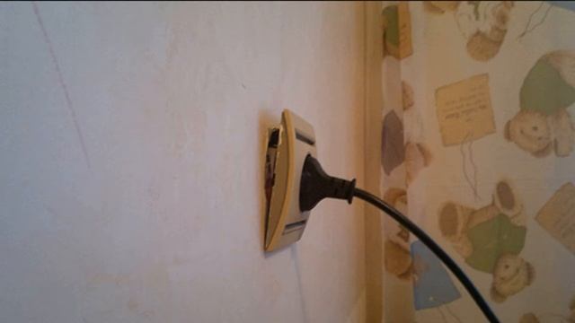 Искрит розетка: в чем причина и как избежать подобного