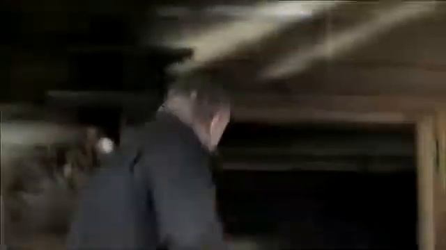 В одиночку раскидал зэков. (Из фильма КРЕМЕНЬ)