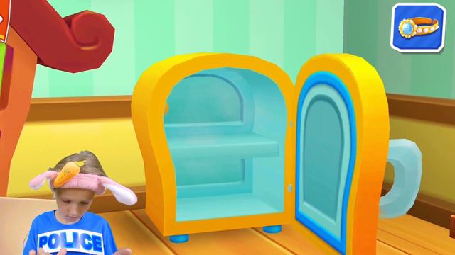 Диана играет в полицейского с пандой из baby bus