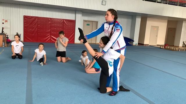 Растяжка на тренировке у акробаток