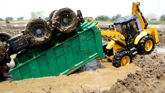 Кувырок самосвала в яму, три экскаватора вытаскивают