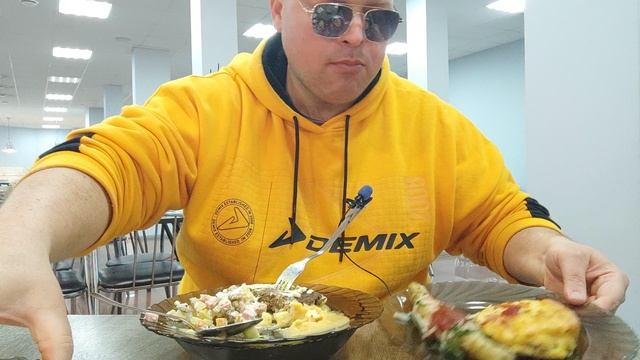 МУКБАНГ в столовой/ОБЖОР суп харчо и салат Оливье,гороховое пюре и печёночная котлета,люля кебаб