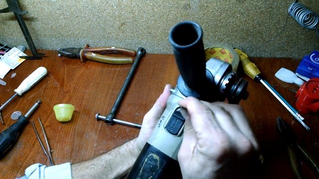 Ремонт кнопки болгарки 125мм. Кнопка не фиксируется - простой ремонт