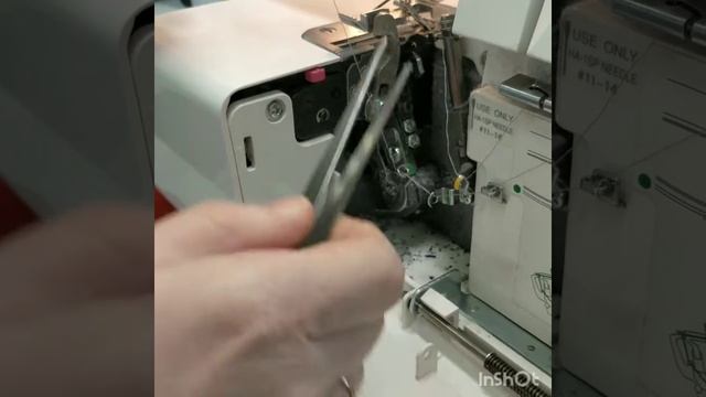 Заправка нижнего петлителя в оверлоке.