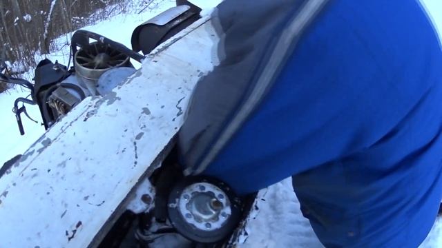 Тестируем снегоход Буран вдвоем в лес легко(полный газ)руль налево Буран направо..