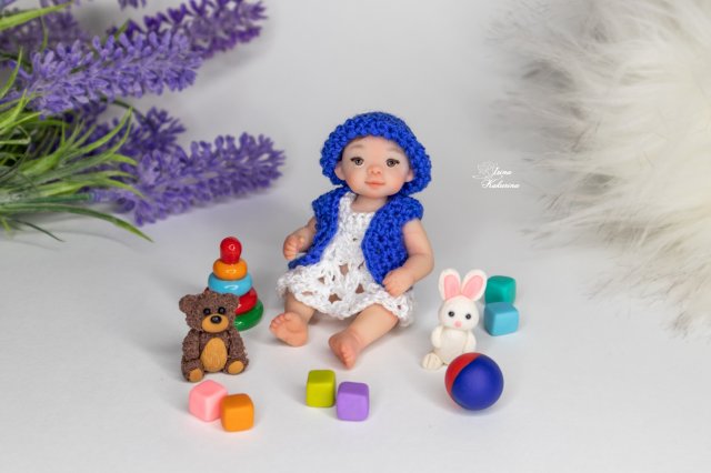 Малышка из запекаемого пластика с игрушками. Baby made of baked plastic with toy