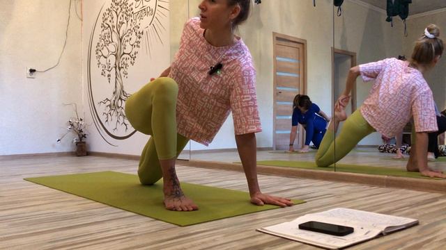 Переход на следующий уровень: йога для начинающих с элементами среднего уровня от Yoga RA
