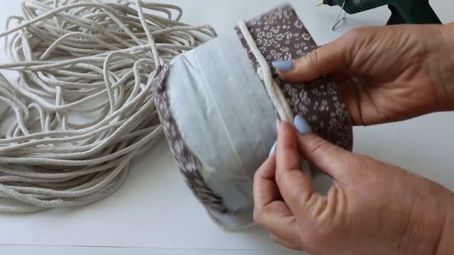 Дорогущие корзины в магазине не покупаю. Взяла пластиковую бутылку и сделала сама ничуть не хуже