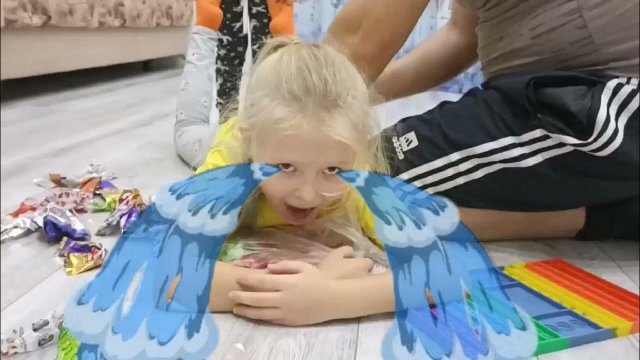 БОЛЬНОЙ УКОЛ ЖАДНОЙ НАСТЕ_ Будешь знать как жадничать! #tkalenchiki #юмор #укол #смншно