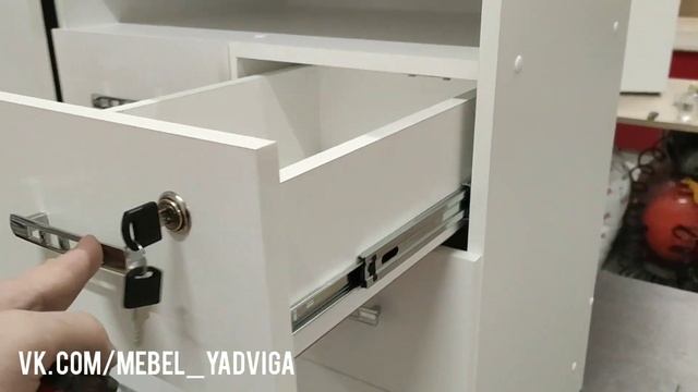 Мебель Ядвига. Маникюрный стол МС18 с верхней полкой под лаки