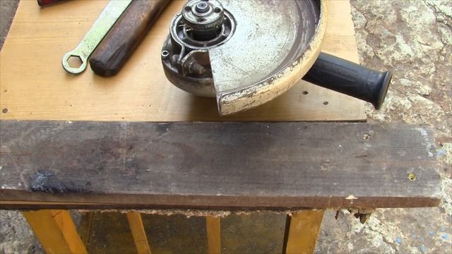 Закусило диск на болгарке. Как открутить гайку за 1 минуту! Лучший и проверенный способ!