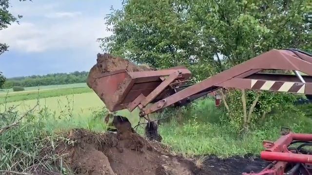 Мой самодельный фронтальный погрузчик на т 16. Погрузка земли.