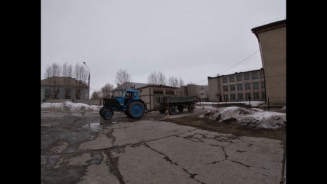 Первый раз на тракторе МТЗ 82 / Учусь езде с телегой / Заезд в гараж задним ходом.