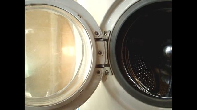 Течет вода снизу дверцы люка стиральной машины