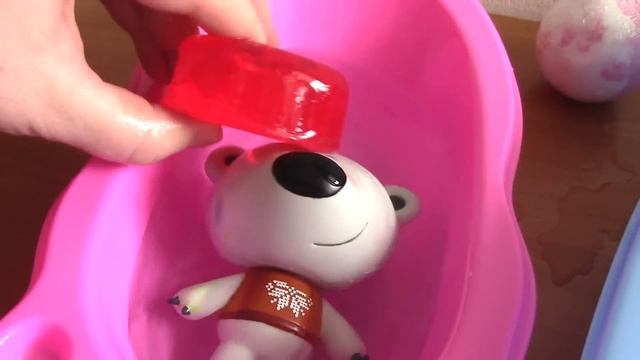Ми-ми-мишки и БУРЛЯЩИЙ ШАР для ванны. Тучка и Кеша купаются
