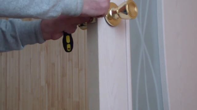 Как установить замок в межкомнатную дверь
