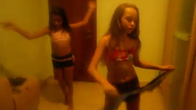 Детский домашний танец девчат 10-и лет