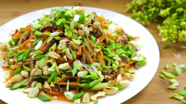 Салат с говядиной и овощами. Очень вкусный ПП салат. Правильное питание.mp4