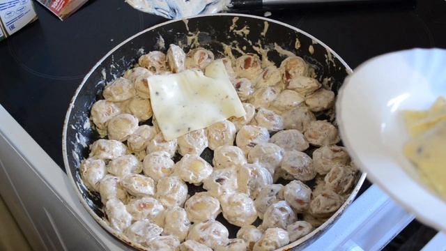 Жареные пельмени с сыром \ Сливочный соус
