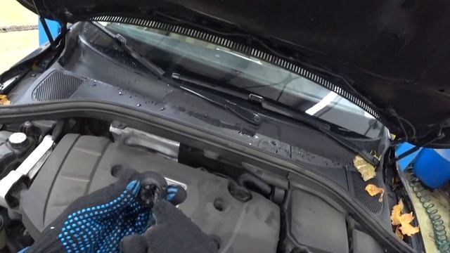 Как снимается декоративная крышка ДВС VOlVO XC60\XC70
