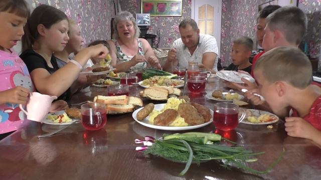 МУКБАНГ. Пюрешка котлетки