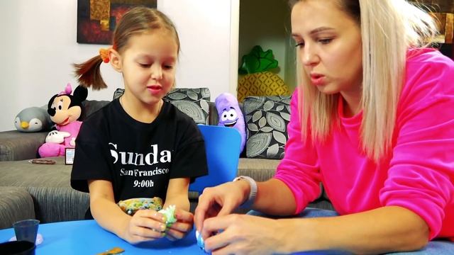 Амелька сделала Крутой СЛАЙМ! Делаем сами, надуваем и заливаем Слайм в ванной! Амелька Карамелька