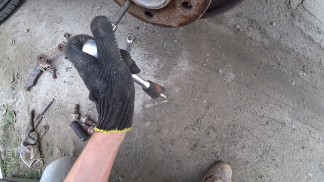 Замена тормозных дисков и колодок на Мерседес Спринтер своими руками на улице.