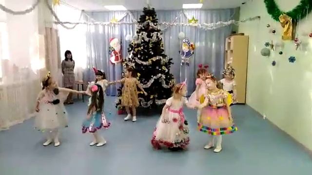 Танец хлопушек (старшая группа)