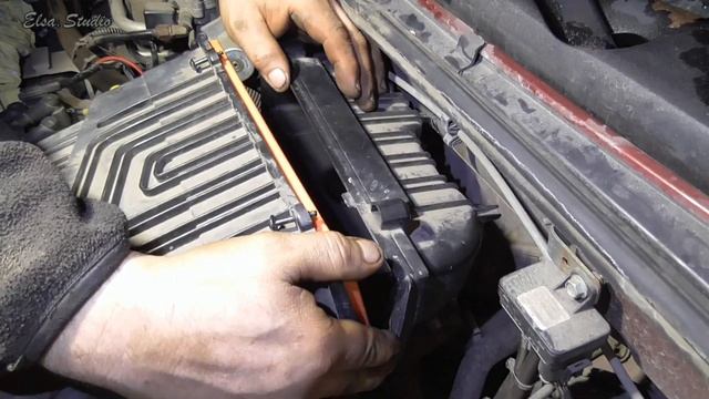 Замена воздушного фильтра Renault Sandero