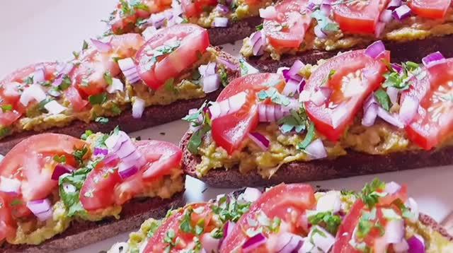 Бутерброды с авокадо, томатами и красным луком. Невероятно яркая, вкусная и аппетитная закуска!!!