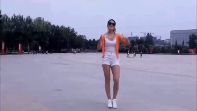 Красавица китаянка Цинцин исполняет восхитительный танец шафл
