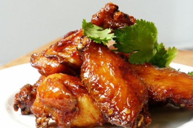 Жареные крылышки в медово- соевом соусе.