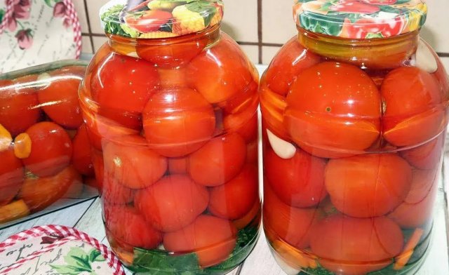Очень вкусные маринованные помидоры на зиму. Простой рецепт на одну 3-х литровую банку. Попробуйте!