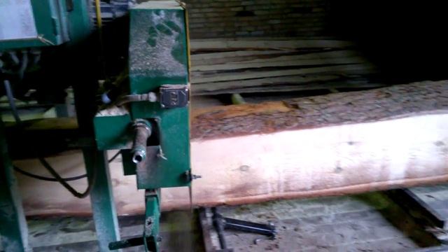 Распиловка бревна на брус и доски на ленточной пилораме. Как работает ленточная пилорама.