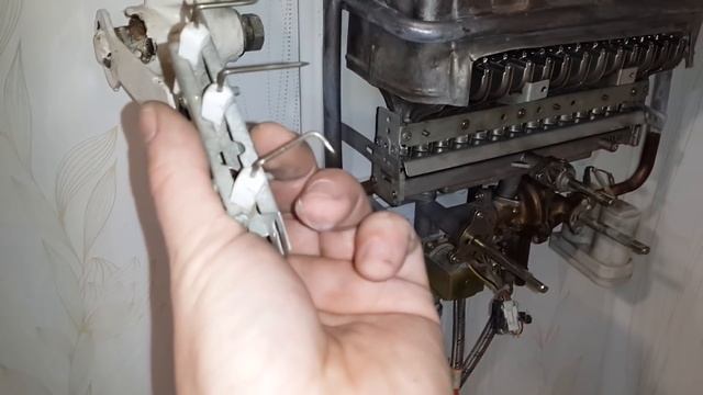 Почему газовая колонка зажигается с хлопком. Устранение  проблемы.