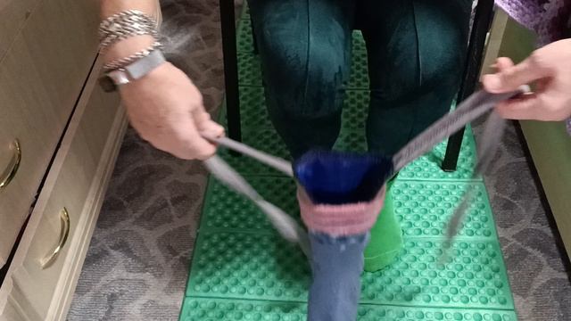 Приспособление для надевания носка.