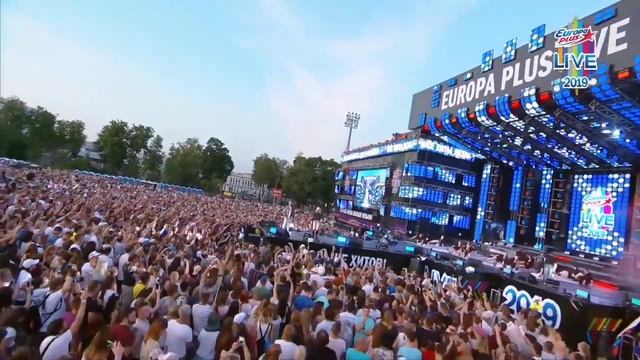 Arash ft Helena- Broken Angel Live In Consect