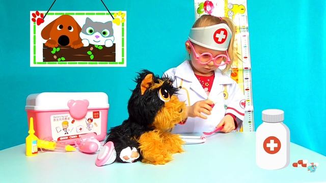 Лиана играет в клинику для животных и салон красоты с игрушечной собакой с блохами