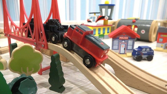 Макс строит деревянную железную дорогу и играет в машинки и поезда для детей