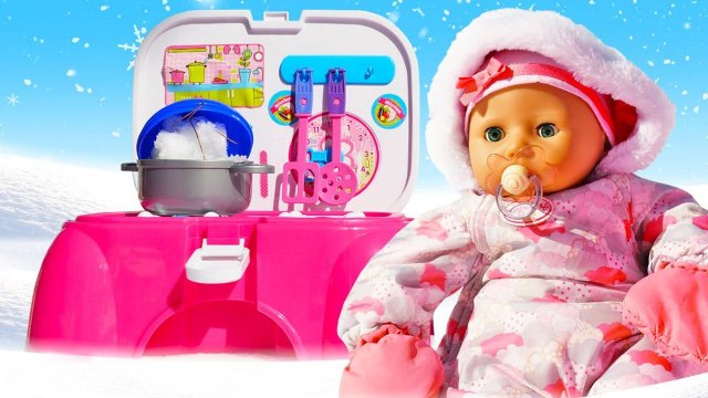 Кукла БЕБИ Анабель и Каша из Снега! - Весёлые игры Как Мама. Детские мультики с игрушками Baby Doll