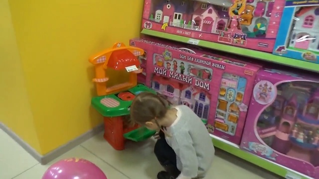Катя делает покупки куклу Монстер Хай и кассовый аппарат Shopping toy in kid's s