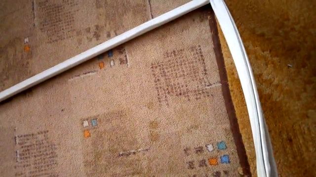 Резинка двери холодильника плохо прилипает к корпусу. Исправляю