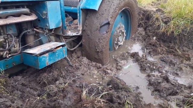 Трактор Т-40 на болоте Трактор Т-25 Трактор Т-40 ему помогает