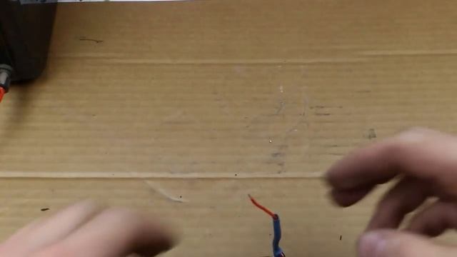 Самая простая контролька (прозвонка) своими руками. Только батарейка, провода и лампочка.