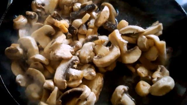 Шампиньоны в сметане. Вкуснейший грибной соус приготовленный на сковороде !!!