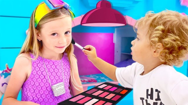 Настя в роли няни для малыша. Игры для детей