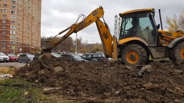 Трактор JCB капает землю